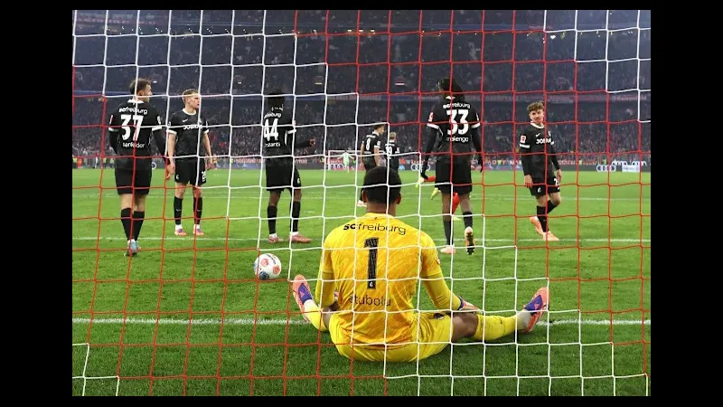 Cầu thủ Freiburg vượt qua cầu thủ Mainz để tiến lên phần sân đối phương.