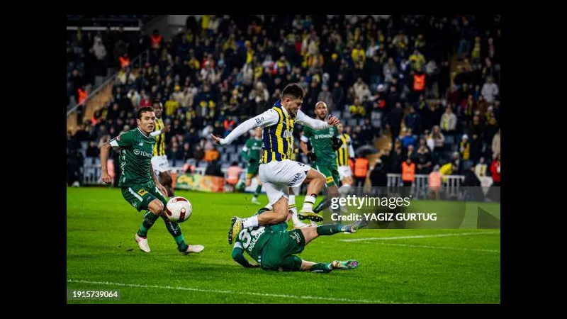 Fenerbahce và Konyaspor giao đấu trên sân cỏ Fenerbahce và Konyaspor giao đấu trên sân cỏ