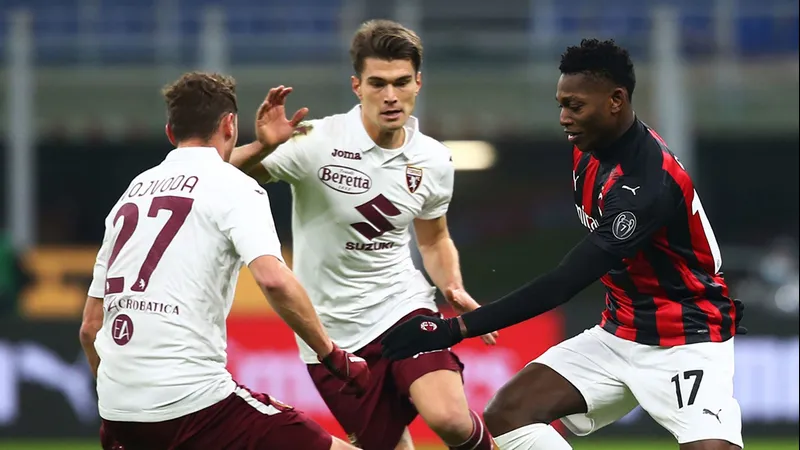 Cầu thủ của AC Milan cản phá cú sút của cầu thủ đối phương trong trận đấu với Torino Cầu thủ của AC Milan cản phá cú sút của cầu thủ đối phương trong trận đấu với Torino