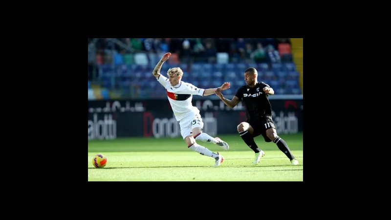 Cầu thủ của Udinese dừng bóng trước phòng ngự quyết liệt của Genoa