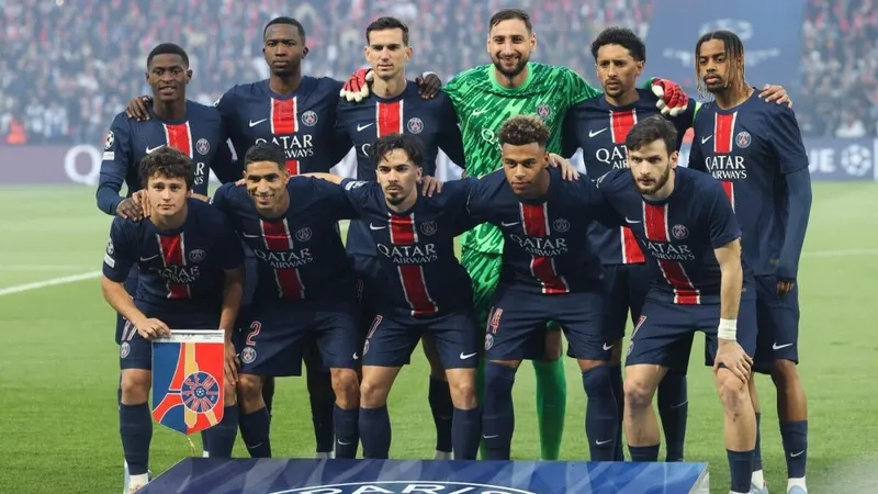 Hai cầu thủ từ PSG và Marseille đang đối đầu quyết liệt trên sân Hai cầu thủ từ PSG và Marseille đang đối đầu quyết liệt trên sân