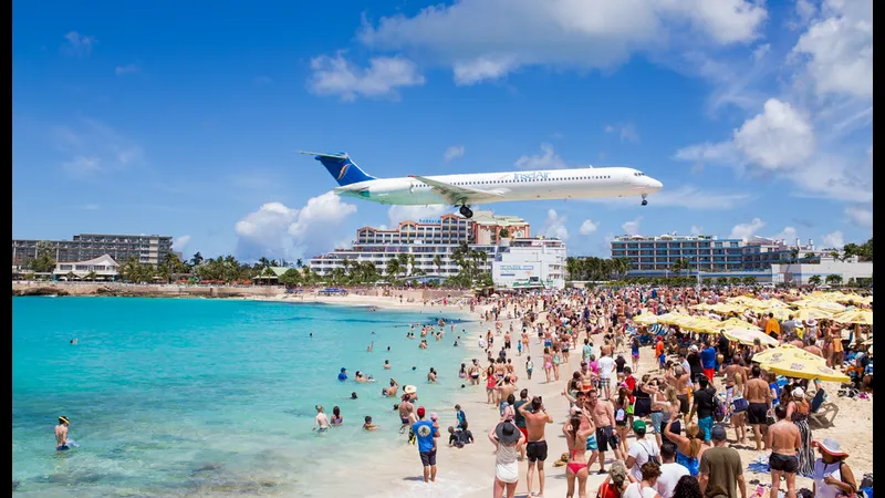 Cầu thủ của Dominica và Sint Maarten đua tranh quả bóng