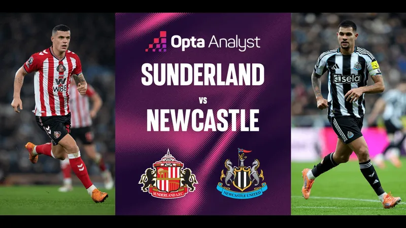 Cầu thủ Newcastle và Sunderland tranh chấp quả bóng trên sân Cầu thủ Newcastle và Sunderland tranh chấp quả bóng trên sân